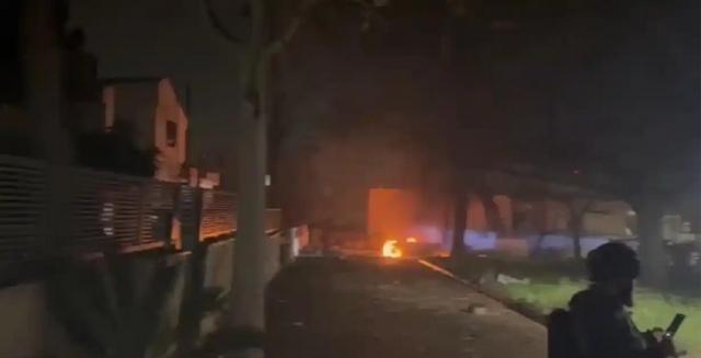 面对伊朗同归于尽打法，美军亮出王炸底牌：如果战败，就爆核武器。美国对伊朗的战争持