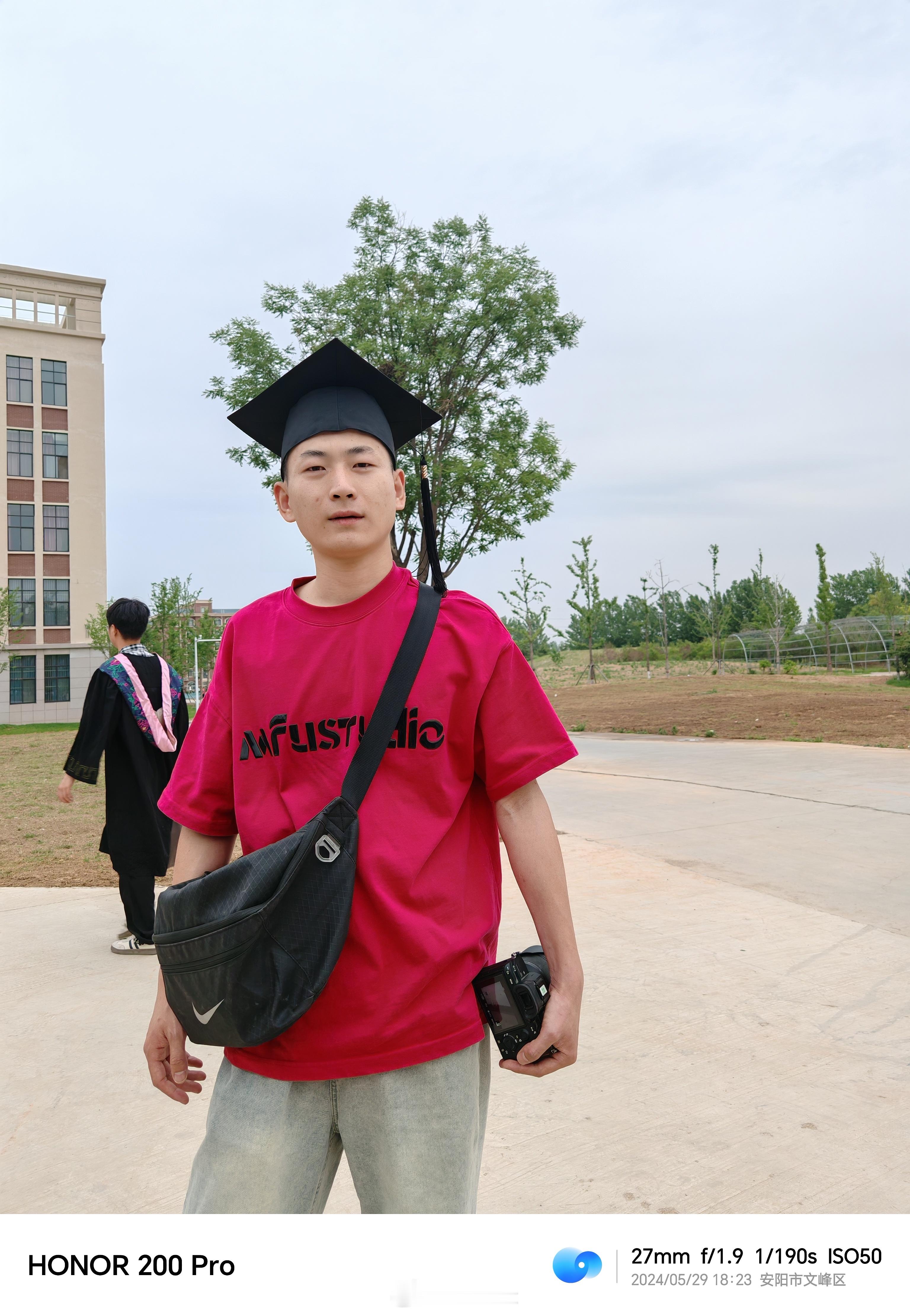 白天假装了一把大学生毕业生，荣耀200 Pro拍的我真白嫩[你好] ​​​