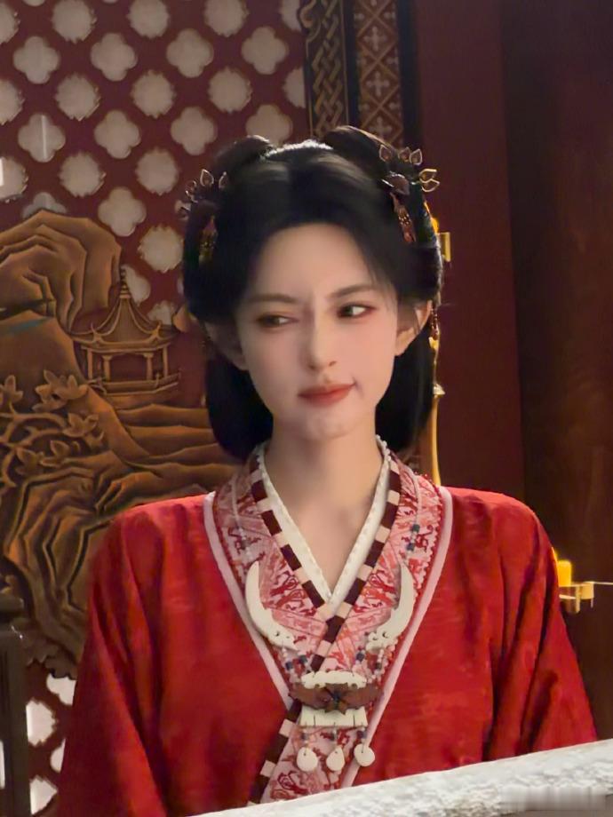 孟子义美纱配磕了的腿孟子义剧组日常live 沈汐和片场碎片新鲜上线，孟子义身着仙