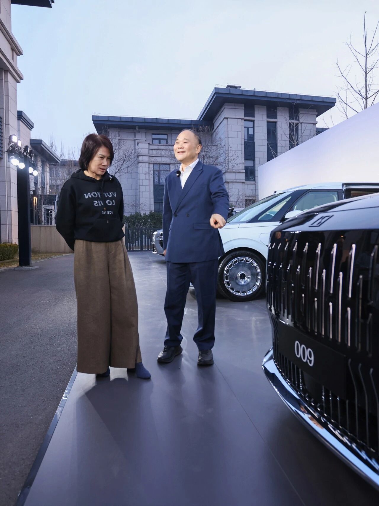 董明珠回应换车称中国汽车看吉利 董明珠正式提车极氪009光辉版，李书福亲自交车。