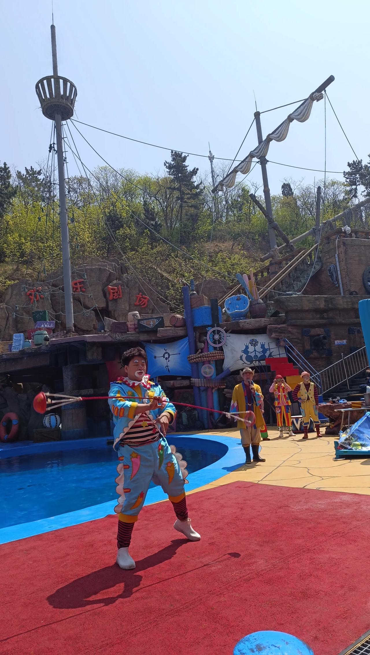 接上一条，表演继续！
旅游季到了，观众席上有一个超大的旅行团，红外套红帽子特别醒