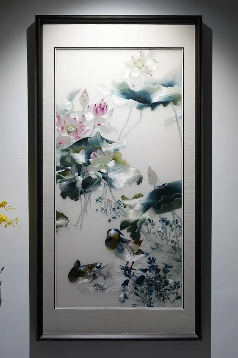 水墨丝绣荷间鸳鸯，和和美美相守一生 素底染清塘，粉莲轻绽，翠盖横波，双...