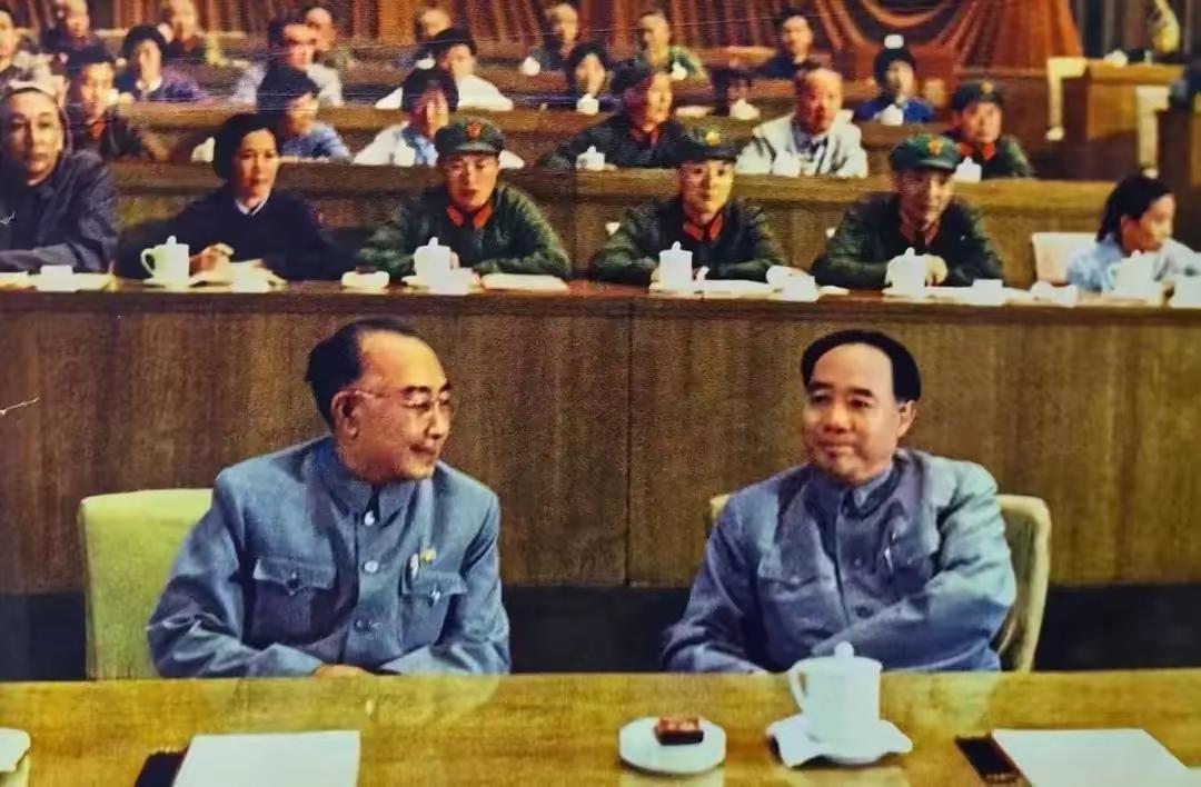 回眸老照片：汪东兴同志和吴德同志在党的十届一中全会上热情交谈…