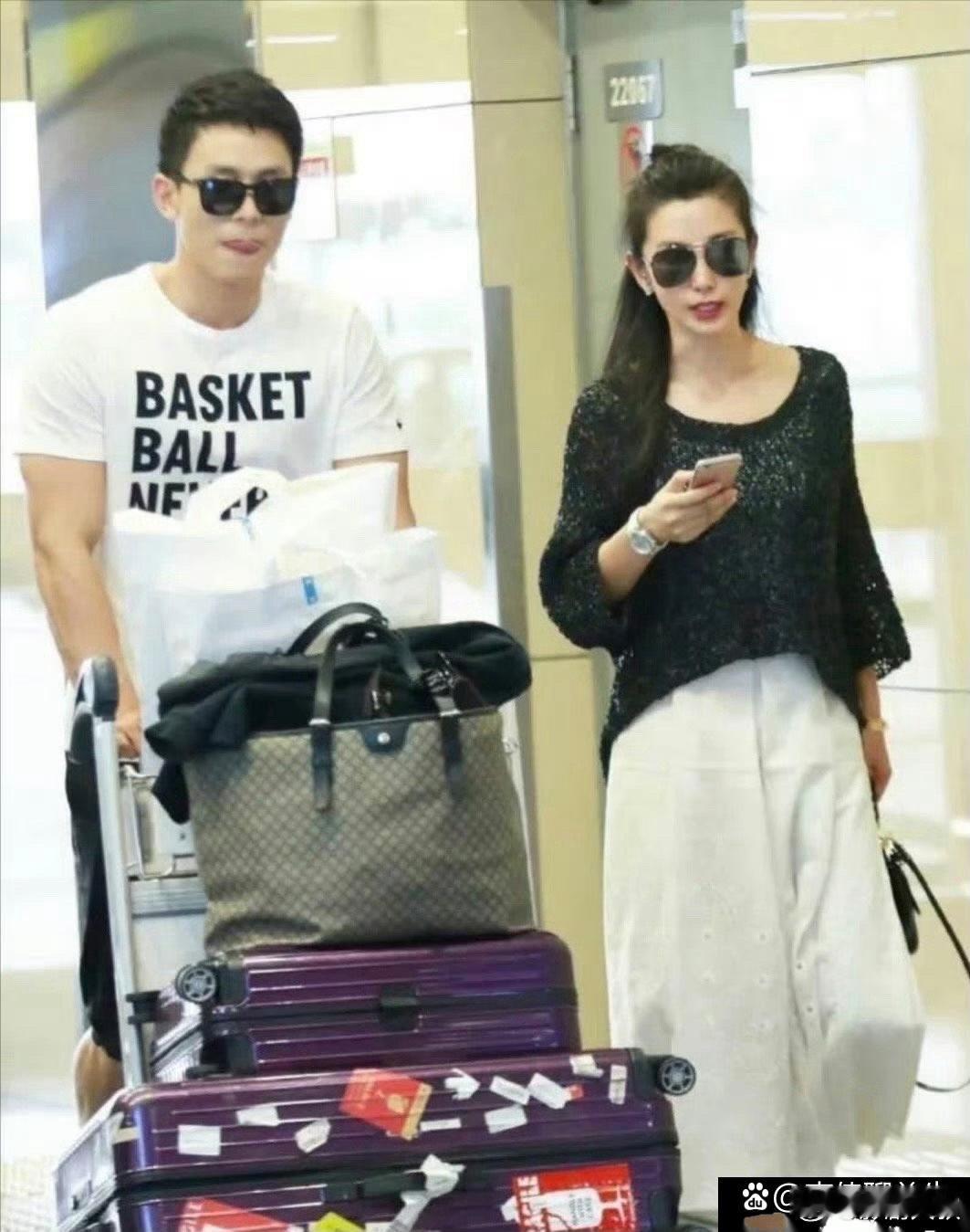 51岁的李冰冰与29岁男友同框，完美诠释了女性保养的魅力。 ​​​