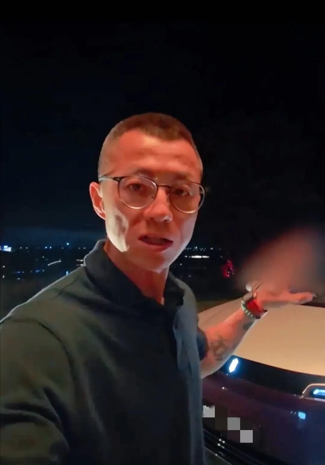 看到陈震在车展上形单影只的画面。

我心里其实挺不是滋味的。

倒不是同情这位昔