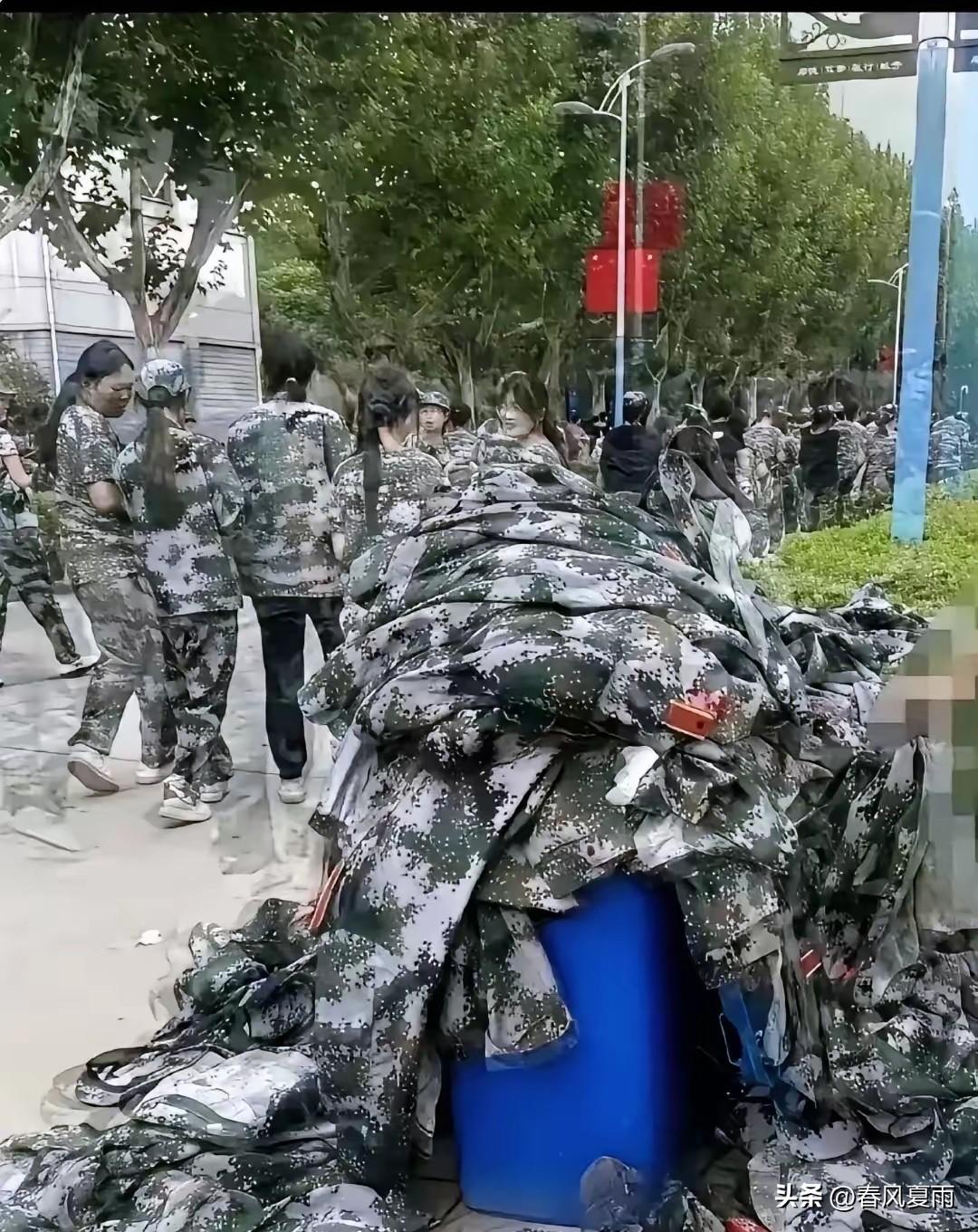 刚刷到一个大学的姑娘，捡军训服寄回老家，后来被教官知道后，把全连没人认领的军训服