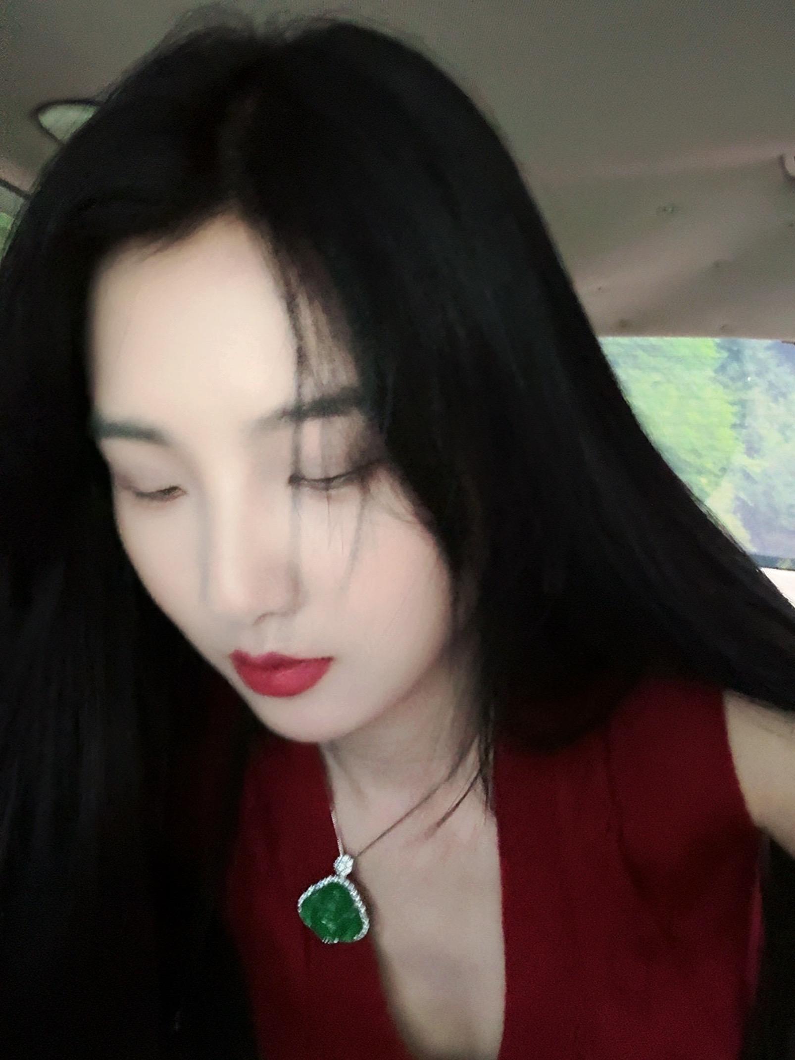 从童年时期就被人说我的眼神狠，我一个眼神就能给人吓跑