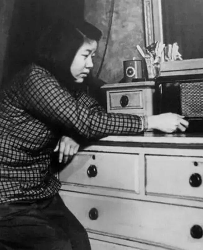 50年代的幸福有多简单？一台收音机，就是全家的快乐源泉！说起50年代的中国，日子