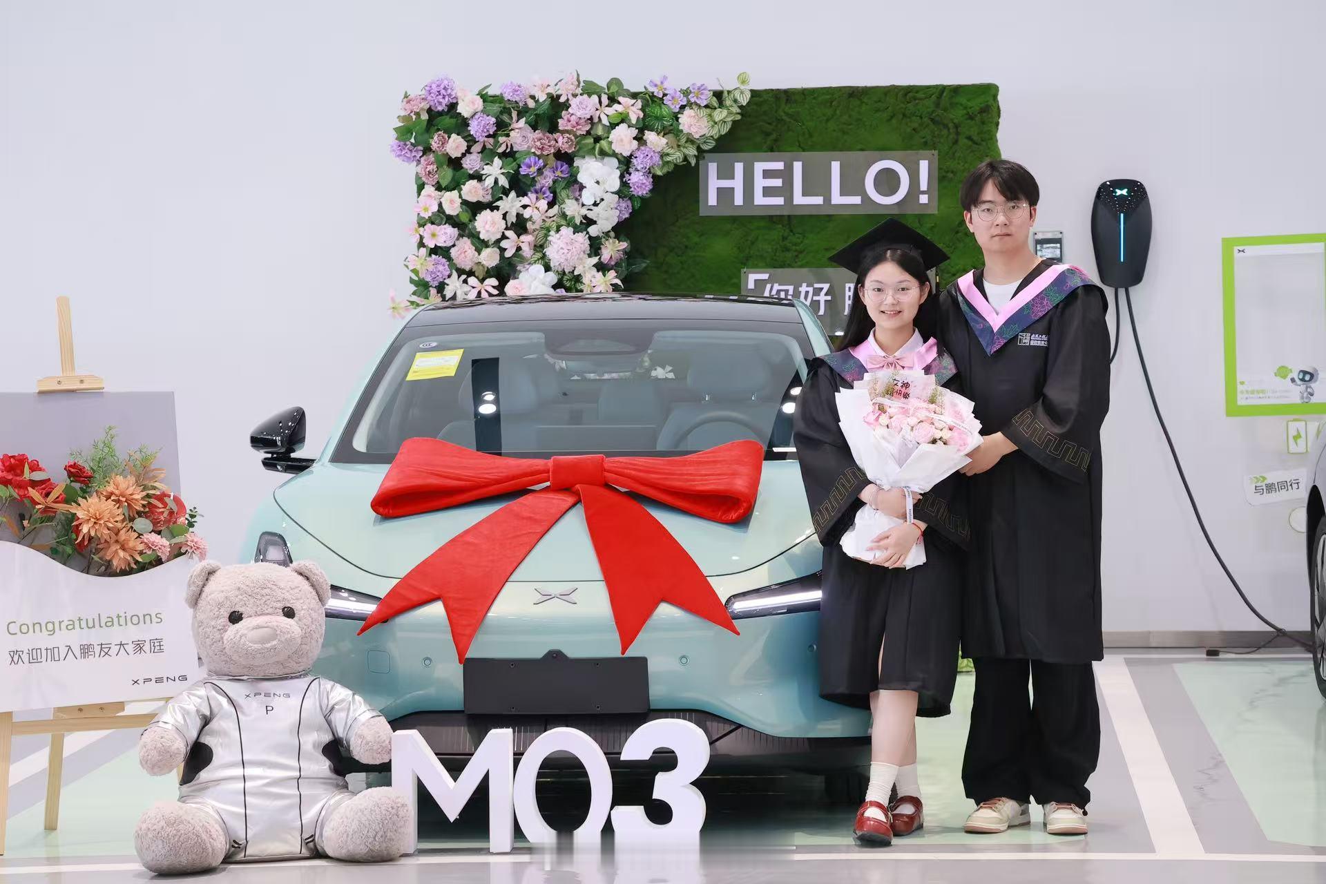 高甜预警！日前，一对情侣穿着学士服在小鹏门店喜提小鹏MONA M03 Max。当