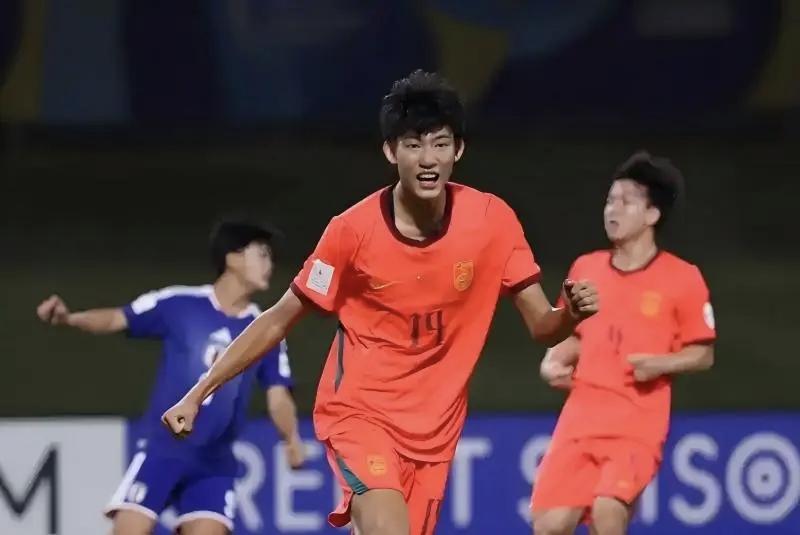 17岁高中生赵松源入选国足集训，这件事为什么说是创造历史？
 
第一，他是职业化