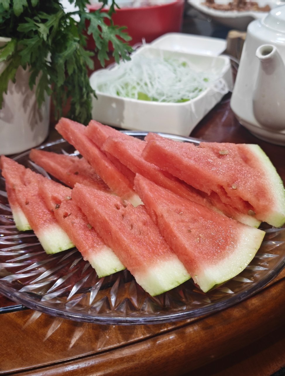 不怎么参加饭局了。因为不知道什么时候开始，跟朋友吃饭聊得最多的，是身边谁死了，谁