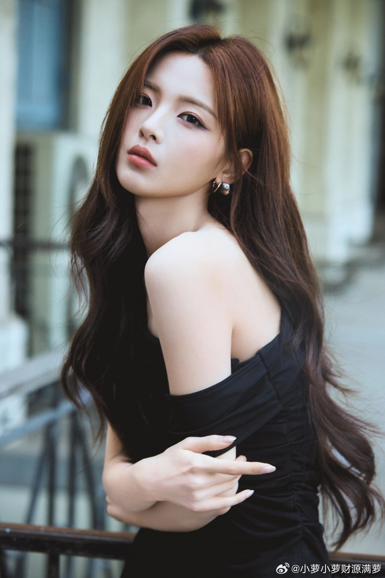 杨超越 杨超越这张脸美的好有攻击性！露肩黑裙+无框眼镜，又纯又欲又飒，每一帧都美