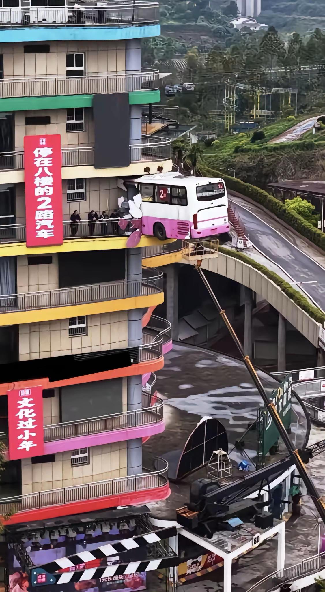 重庆永远会给你惊喜！停靠在八楼的二路汽车