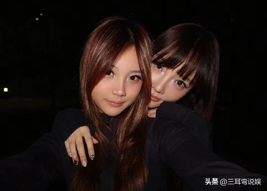 甜馨分享与妈妈李小璐最新合照，母女俩穿着同款黑色修身衣服，发色也很接近，甜馨的要