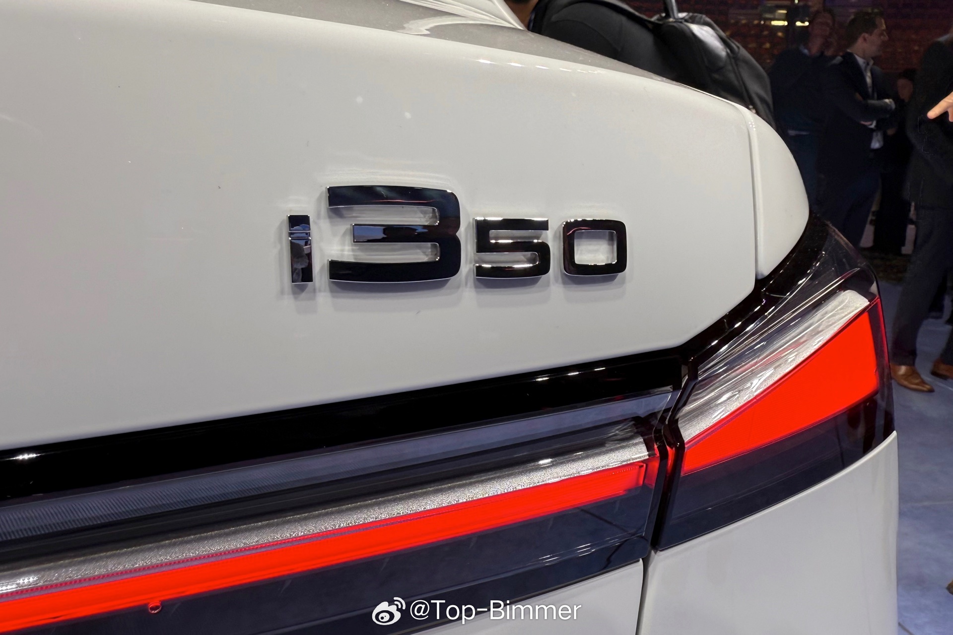 在慕尼黑发布会现场，还有一台配备雪山白的宝马i3，十分心动的感觉，主要是这款车漆