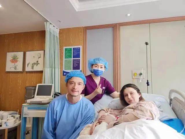 大连主帅，上海籍教练谢晖今天在大连美琳达医院喜得千金，女儿重7斤三两，谢晖全程陪