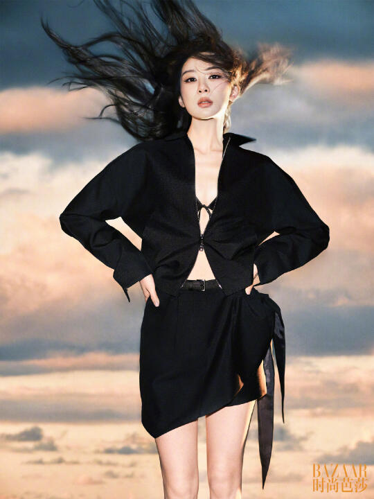 杨紫这组时尚芭莎照片真的很绝，完全自信