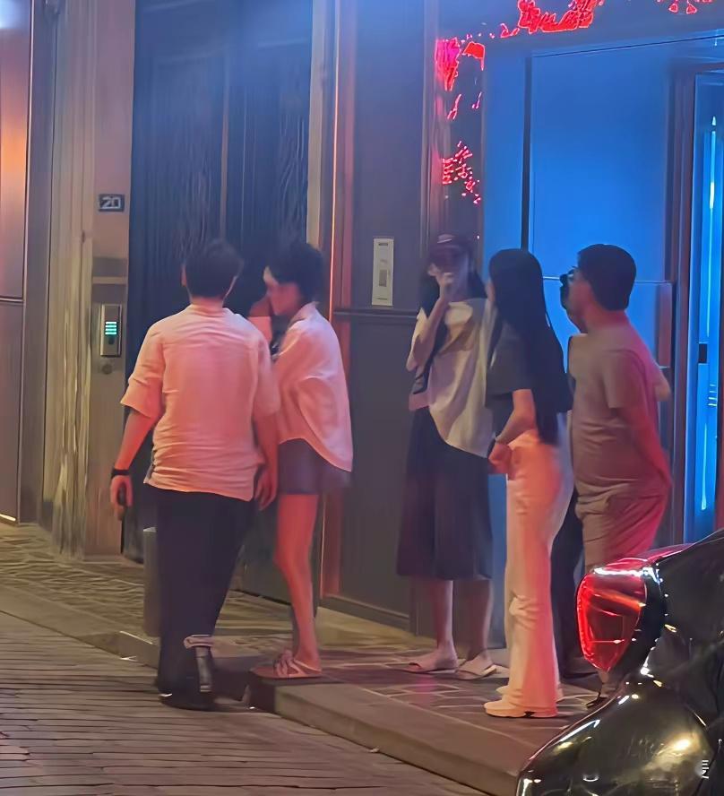 王思聪巴黎深夜现身酒吧，醉酒状态略显颓靡，名牌衣服皱巴巴，少了贵气感。 