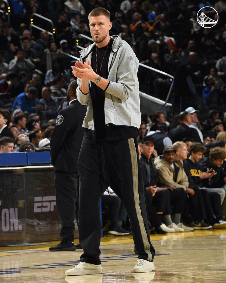 波尔津吉斯场边为球队加油👏马刺vs勇士