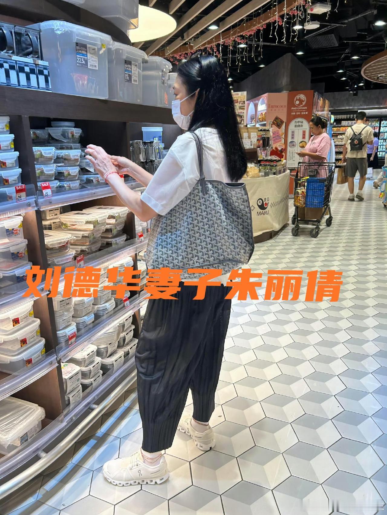 反差炸裂！60岁朱丽蒨超市被偶遇，这状态吊打半个娱乐圈❗
 
谁说豪门阔太都奢靡