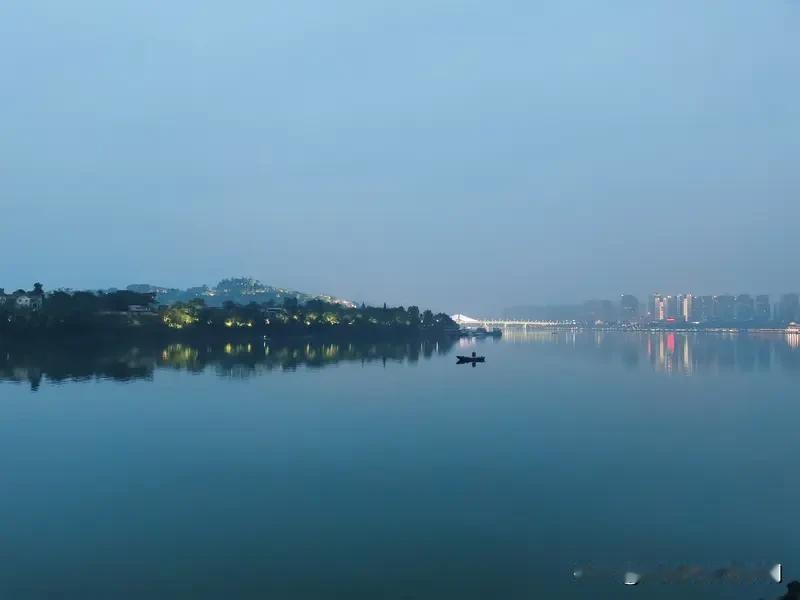 “闲余陪你赏明月”这句意境超美，我对“忙碌伴君观晚霞”。“闲余”是空闲时间，对应