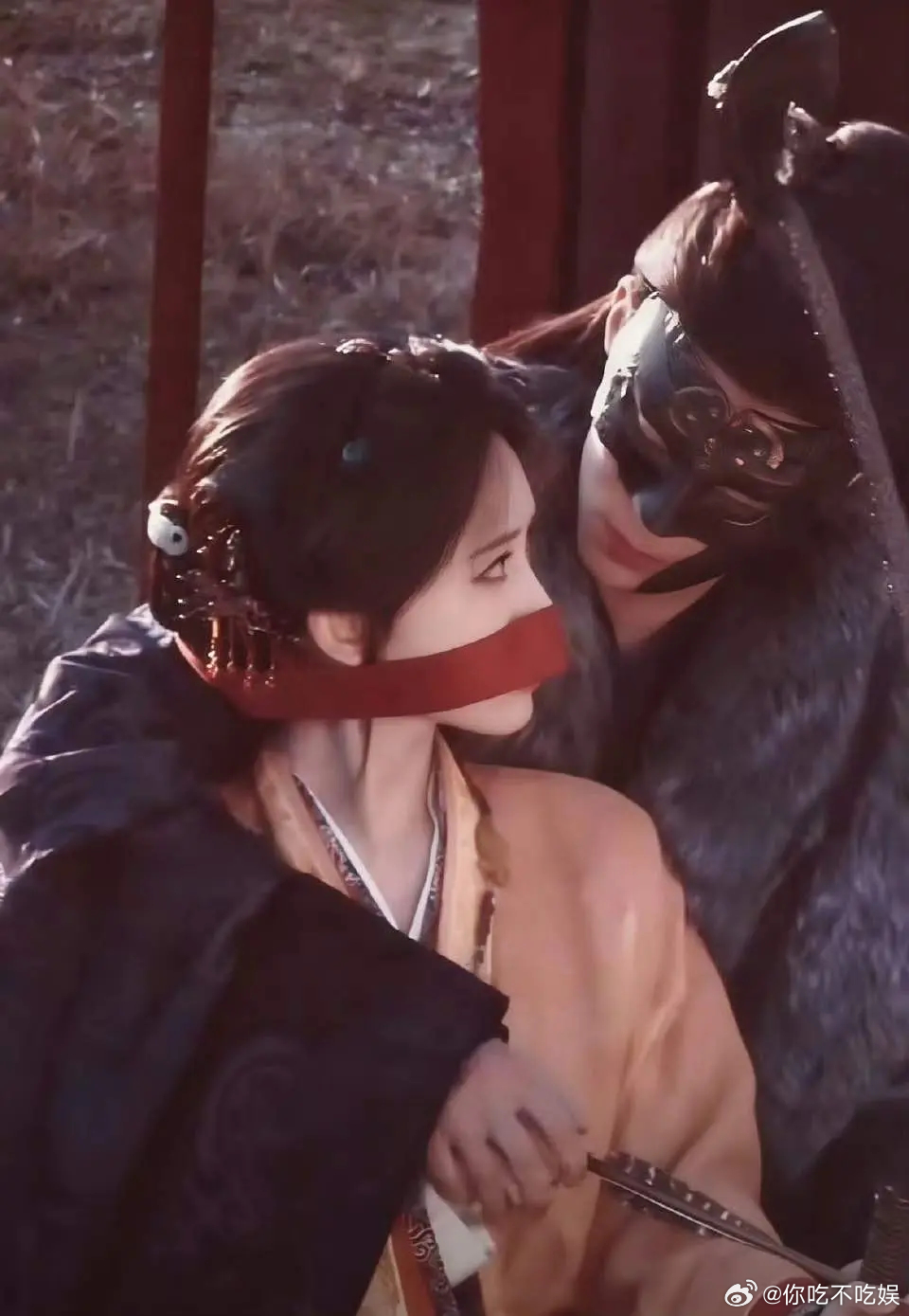 把男主的妆造做这么丑，是为了衬托女主吗 