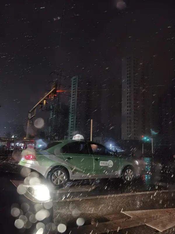 雨雪天长时间打不到车遭网友吐槽，“三个平台打了50分钟就是打不到车”，有网友从2