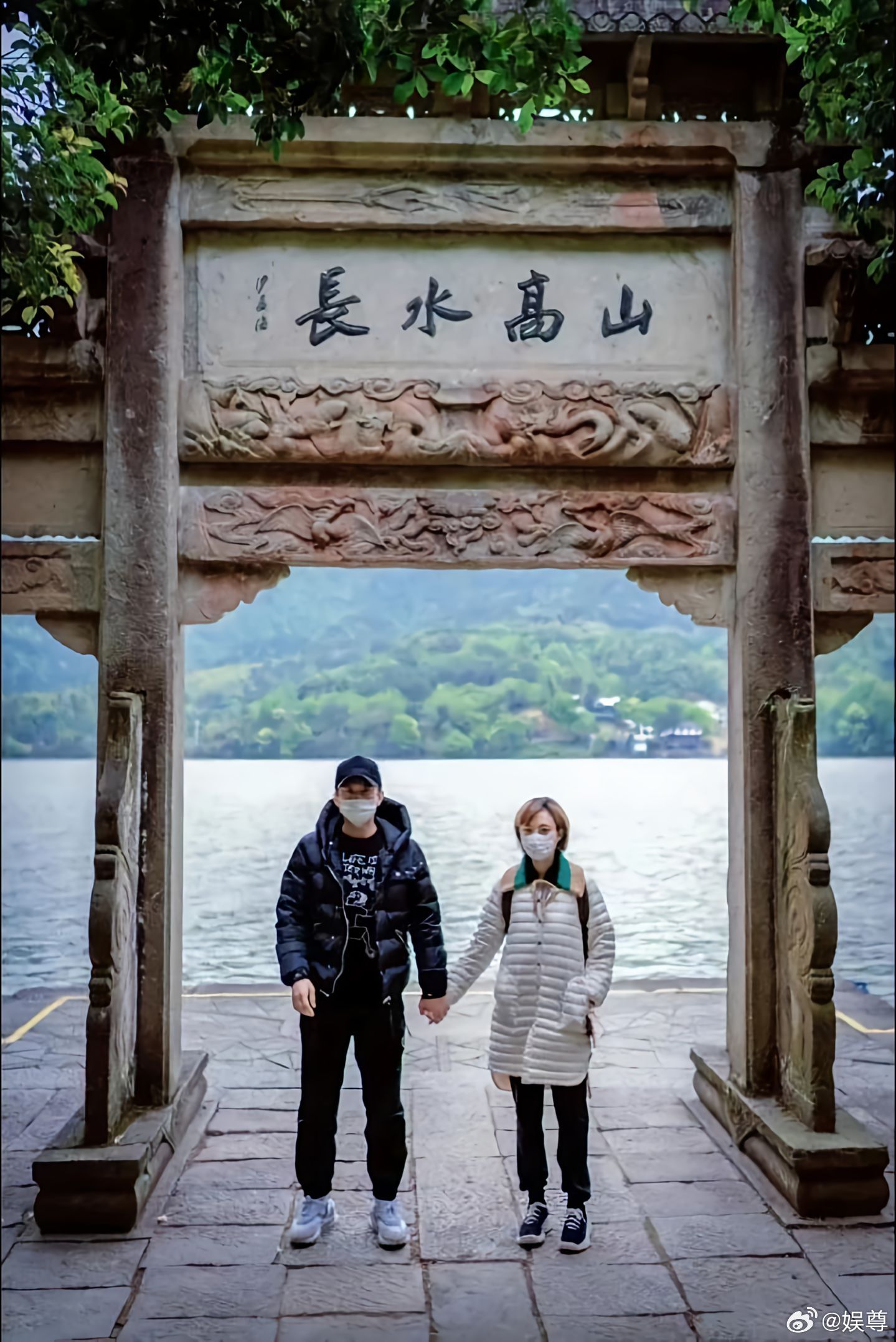 邓超偷偷和孙俪穿情侣装 不止这次隔空撞衫，平日里两人的穿衣风格也十分贴近，不用特