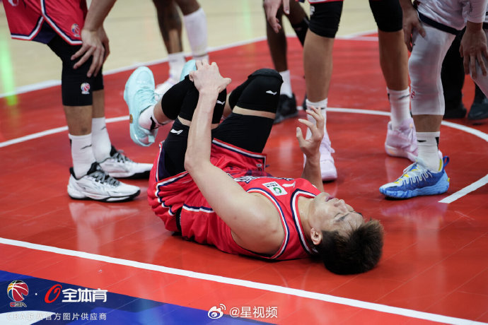 【俱乐部通报郭艾伦伤情 】郭艾伦左膝前交叉韧带受伤 3月5日，龙狮篮球俱乐部 通