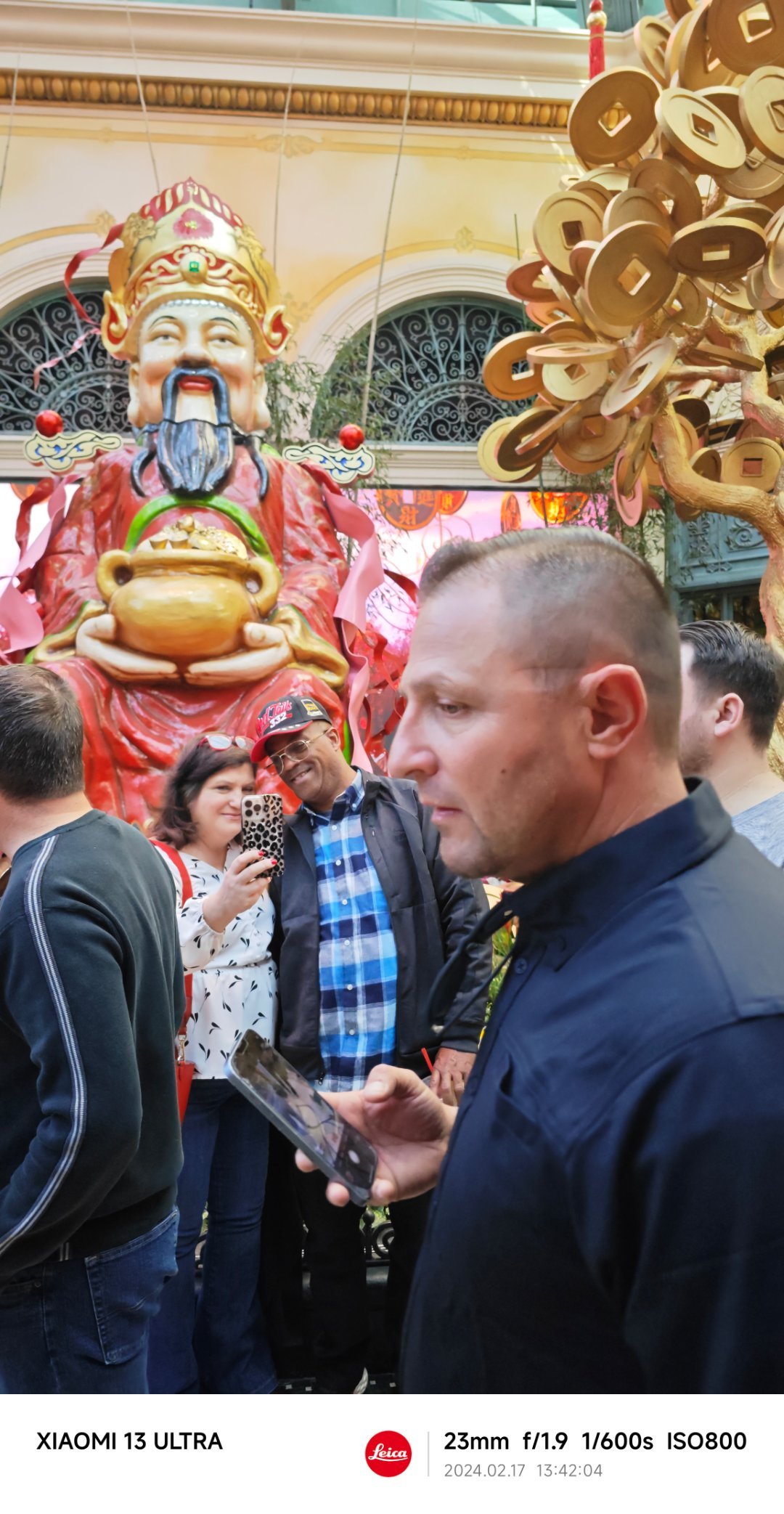 好多老外在Bellagio大厅的财神爷像前拍照[偷笑] ​​​