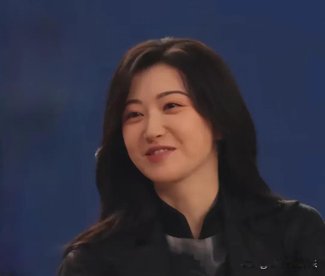 景甜发福以后居然撞脸贾玲，肉嘟嘟的脸加上小梨涡，美则美但也很慈祥。

她是北影校