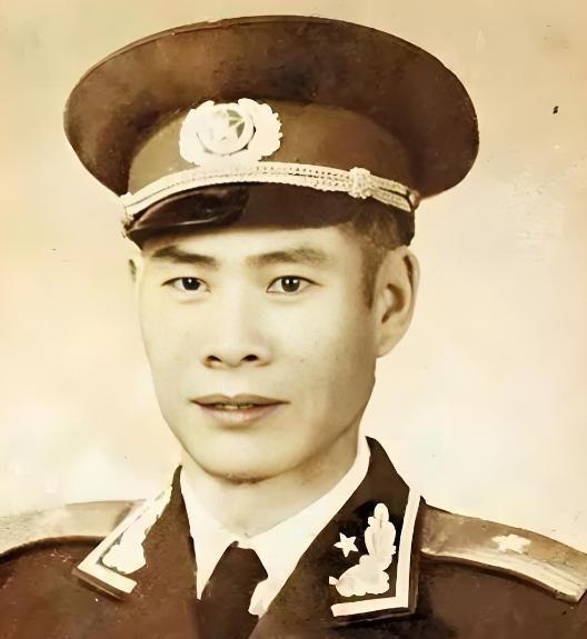 1969年深秋，西安灞桥热电厂的锅炉房内煤灰弥漫。陪同视察的厂长正弯着腰汇报，突