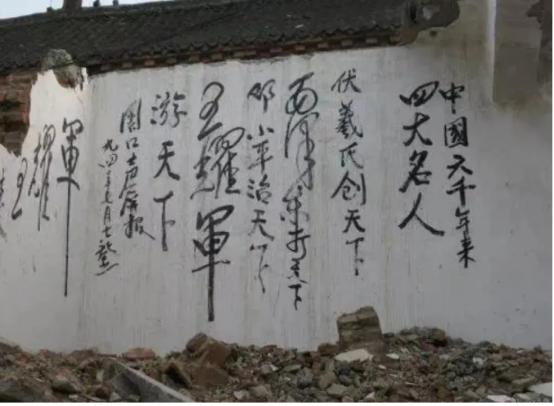 上世纪九十年代，一个流浪汉因为没有暂住证，在北京被警察收容。到了收容所，当这个男