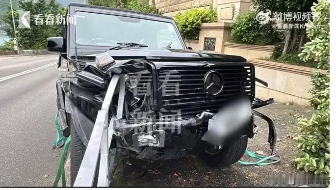 突发事件：
香港著名导演陈可辛出车祸，受损车辆是一辆奔驰SUV，车辆受损严重，万