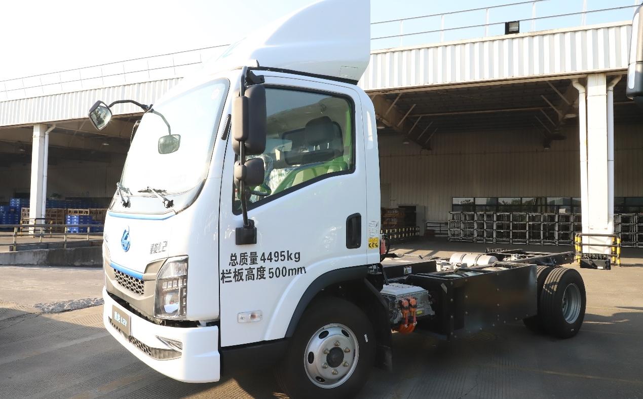 乘龙L2V CNG增程轻卡，采用了极具创新性的“CNG+电池电机”动力链设计，搭