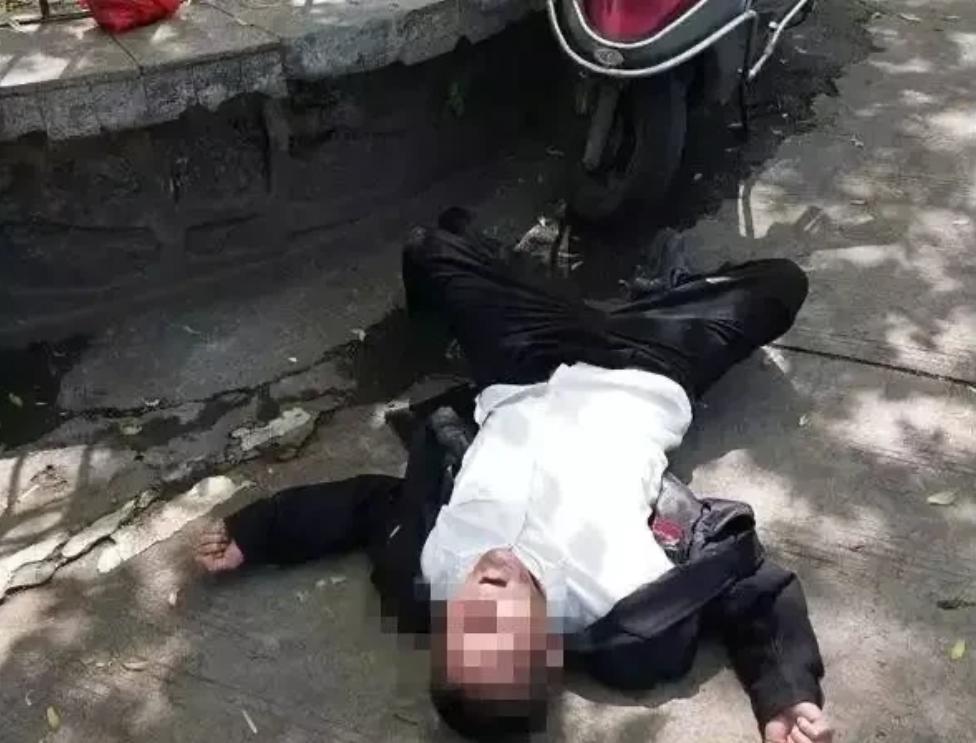 一记耳光，

散打冠军一拳打倒人，

人没了。

那天在通辽一个烧烤摊，董某扇了