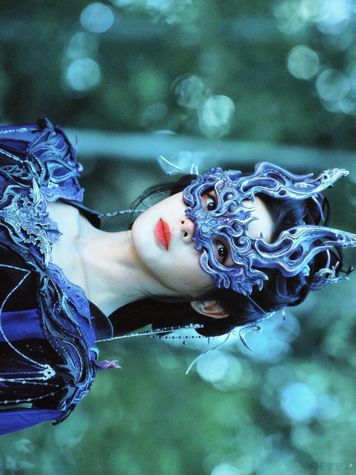 不得不说，彭小苒真的是颜色驾驭大师。紫衣的慕雨墨神秘冷酷，红衣的凌苍苍霸气十足，