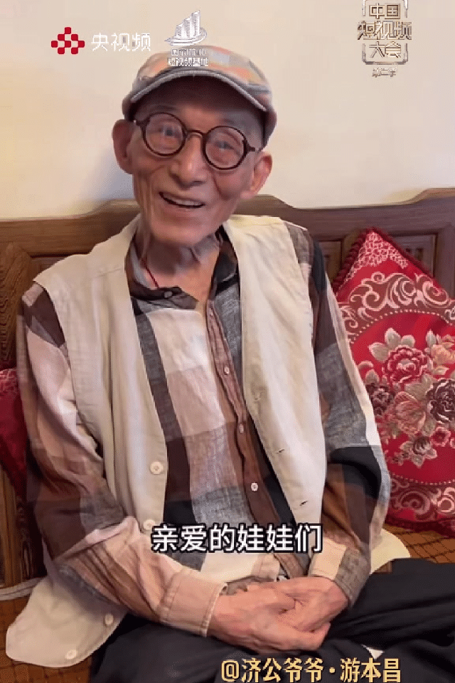 92岁游本昌仍在学拍短视频 游本昌用行动诠释了“热爱可抵岁月漫长”。92岁仍坚持