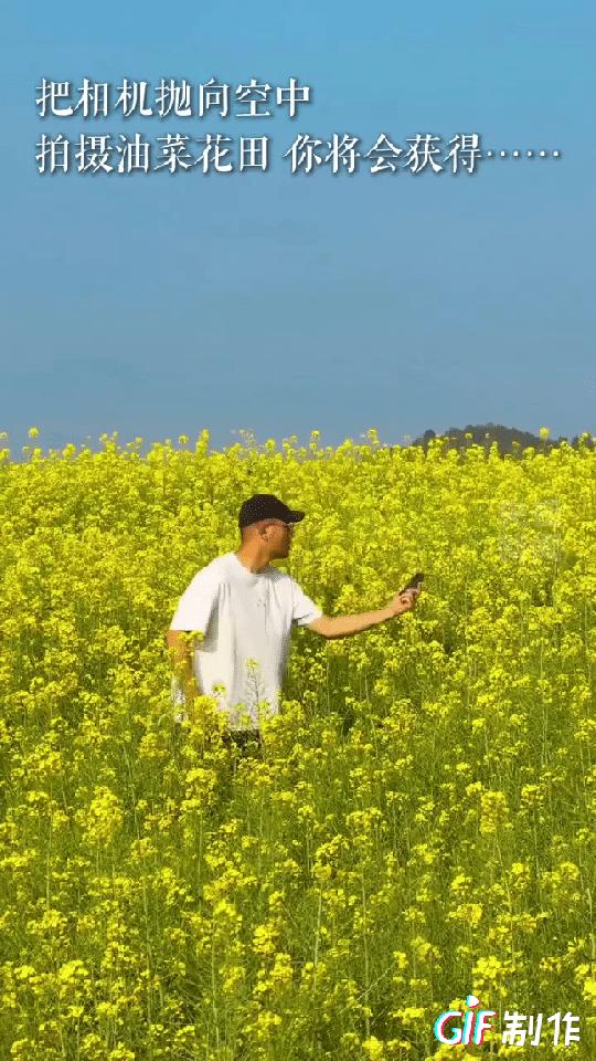 “火到央视新闻了！”广东，男子拍摄油菜花田，一般情况下都是双手拿着相机拍摄，而他