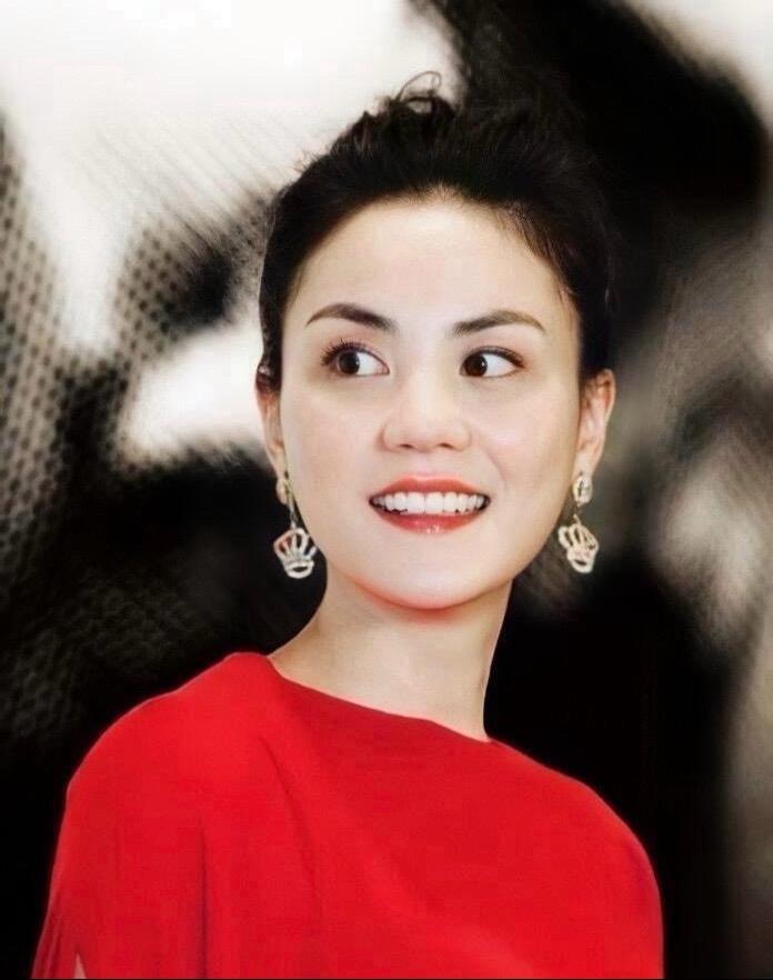 谢霆锋两个女人王菲和张柏芝经济实力对比。1.王菲 身价100亿左右，在...