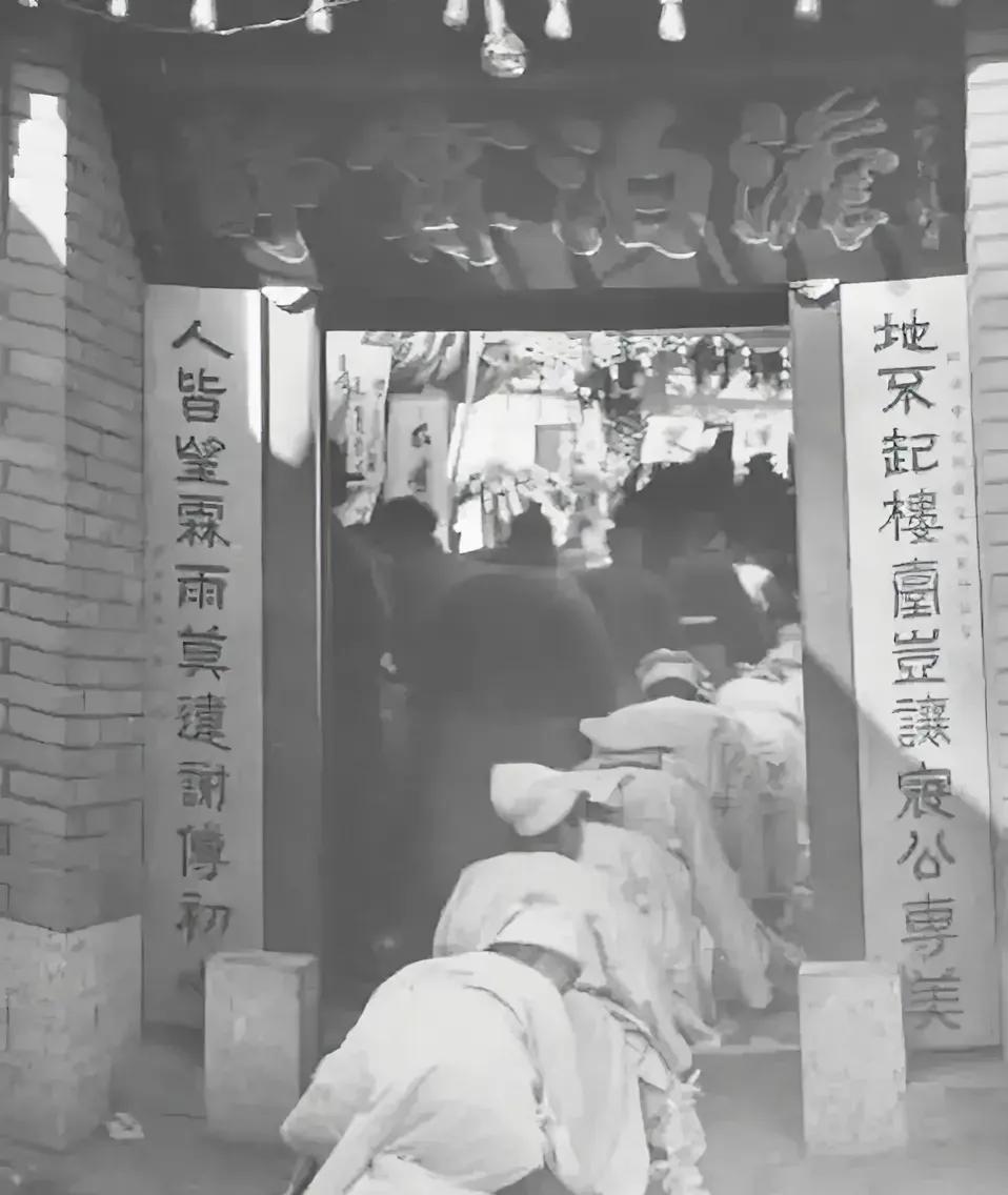 这张照片是拍摄于1928年东北王张作霖的葬礼现场，从照片中可以看到，他的子孙们跪