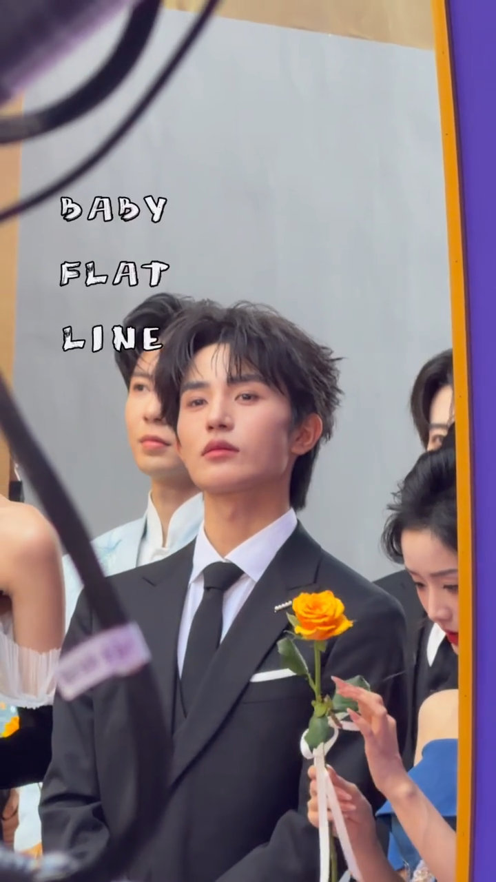 短剧人线下见面全是老熟人 短剧人同框全是熟人局百花奖后台短剧演员大集合，碰面打招