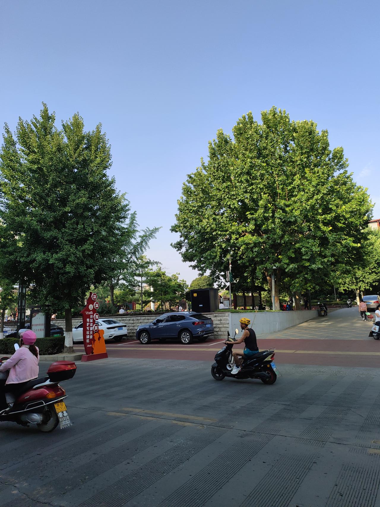曾经狭窄的小路，变成干净宽阔的街道，绿树成行、繁花点缀。老旧的街巷经过修缮，保留
