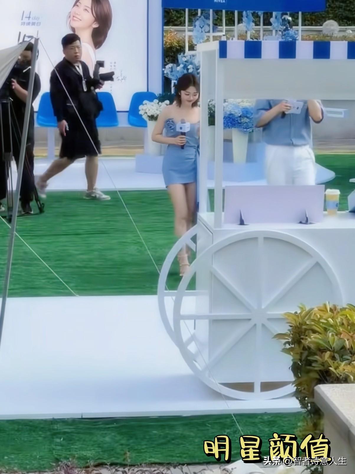 绿色草地上，惊艳一瞥，谭松韵蓝裙仙女引人注目！这是拍剧现场吗？好有气质女神范[呲