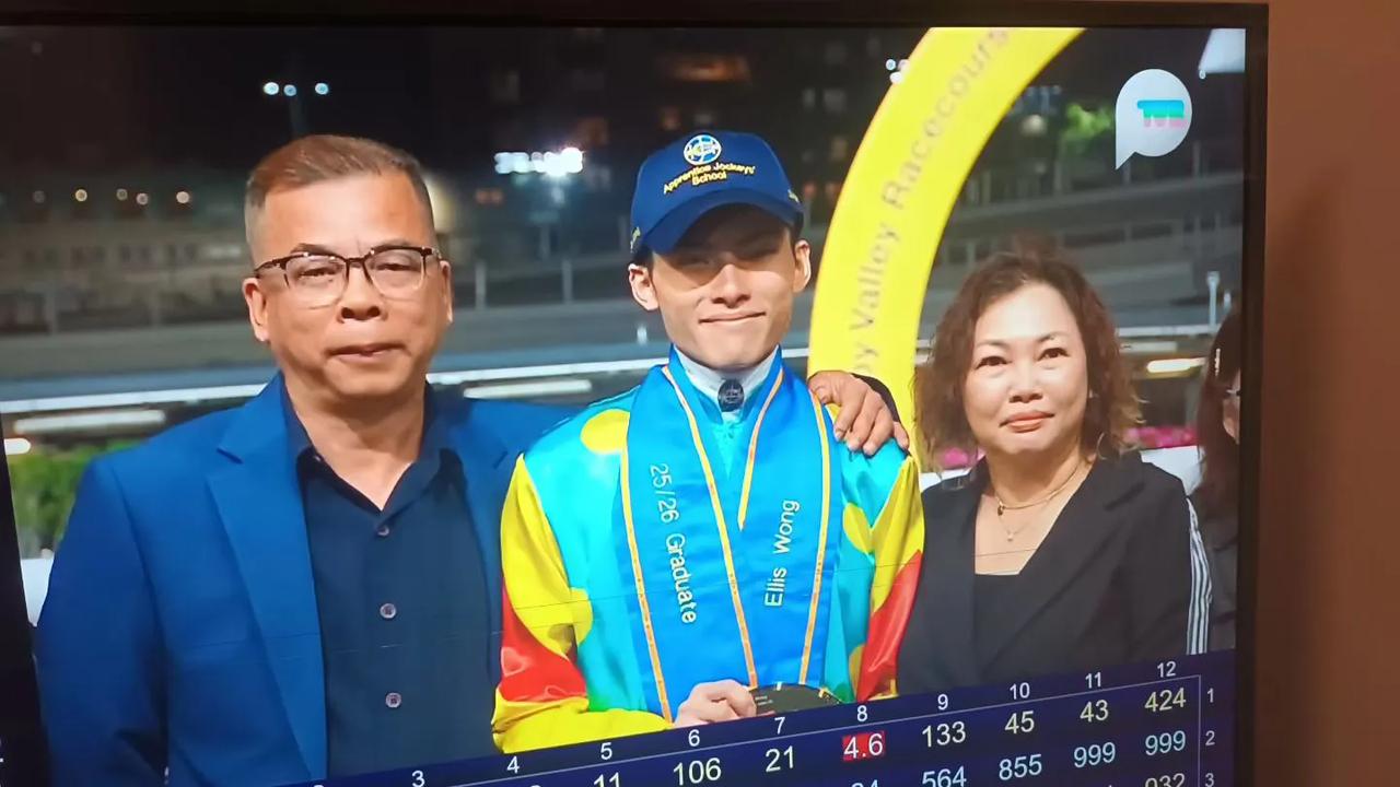 见习骑师黄智弘经历初始澳洲马厩赛场受训，及格后回港再历练终获马会批准发给见习骑师