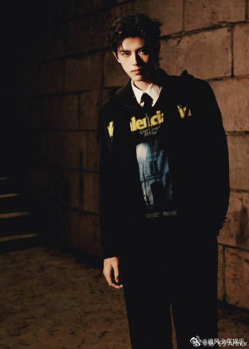 陈飞宇风格大变 哇塞！陈飞宇这次风格转变简直像开了挂！以往印象里的他温润如玉，如