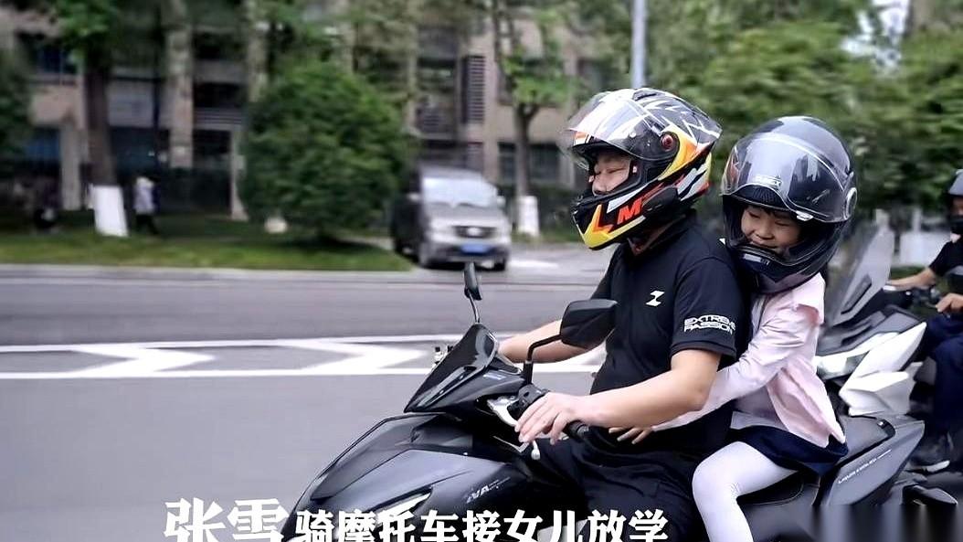 聊聊张雪这个人，有件事一直觉得特拧巴。
他一个有家有娃的大男人，居然没驾照，不会