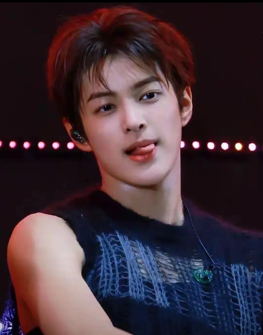 我的老天呀！16岁就帅成家喻户晓的大明星，这是什么神仙颜值啊！那少年眉如远黛，眼