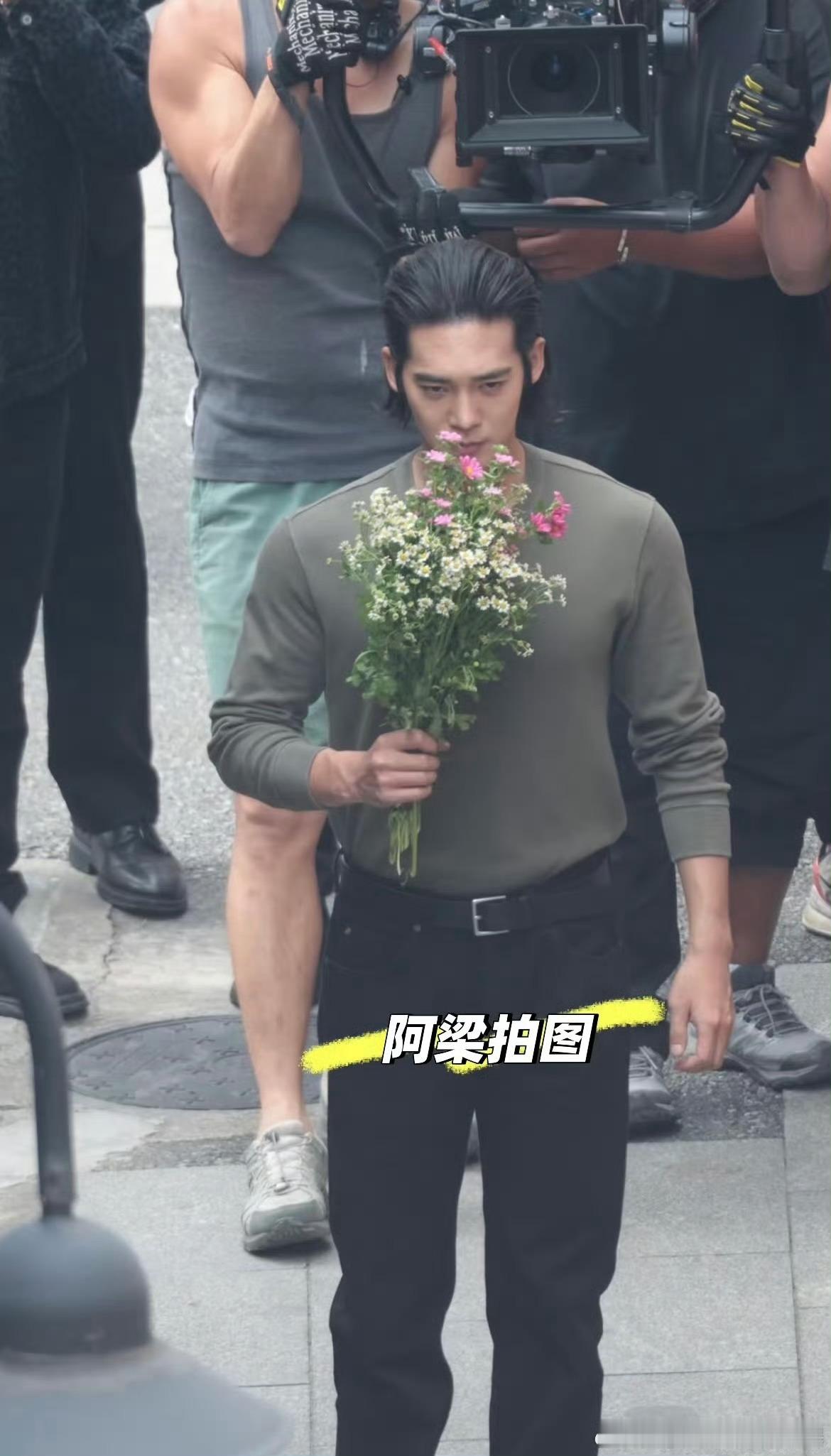 于适《猎心》背头路透🈶️，这造型适合他吗 ​​​