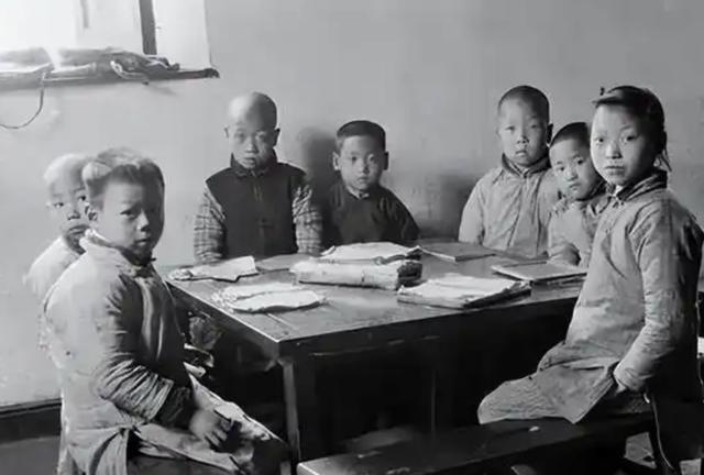 1949年，女教师朱世君被军统特务抓捕，在押送往渣滓洞的途中，押送人员李朝成认出